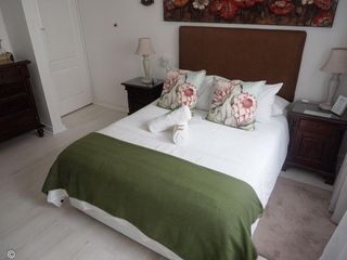 accommodation near ocean double room with queen bed 10