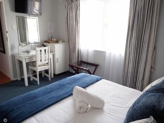 accommodation near ocean double room with queen bed 3