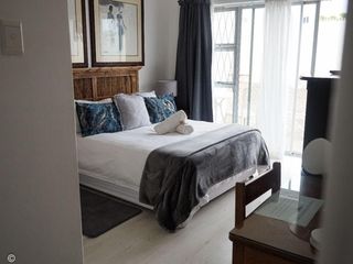 accommodation near ocean double room with queen bed 8